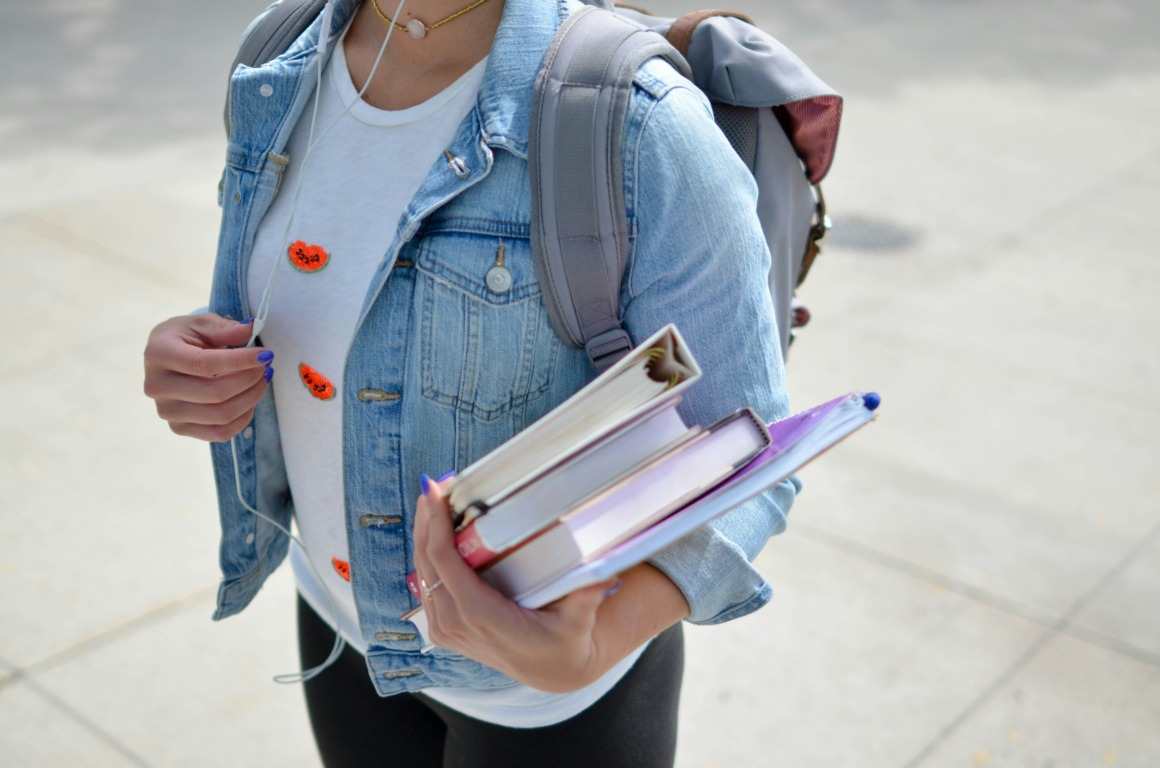 Pour choisir une orientation scolaire, vous devez bien connaître vos envies, vos capacités et les formations disponibles. Vous pouvez pourtant avoir du mal à relier toutes ces informations. Un accompagnement personnalisé vous aide alors à prendre du recul. Il permet de mieux comprendre votre profil et d’examiner plusieurs pistes d’études. Plus de détails ici.

Pourquoi un accompagnement personnalisé peut changer une orientation ?
Vous devez parfois choisir une formation alors que plusieurs possibilités semblent correspondre à votre profil. Les résultats scolaires apportent certes des indications. Cependant, ils ne racontent pas toute votre histoire. Vos centres d’intérêt, vos motivations et votre personnalité comptent également. Dans ce contexte, ODIEP propose un bilan d’orientation destiné notamment aux étudiants. La démarche prend en compte plusieurs éléments :

le parcours scolaire ;
les motivations ;
la personnalité ;
et le niveau académique.
Un regard extérieur peut vous aider à mettre de l’ordre dans vos réflexions. Vous identifiez ainsi les pistes qui correspondent réellement à votre situation. Vous pouvez aussi écarter certaines idées qui reposent surtout sur une influence extérieure.

L’objectif est de vous aider à devenir acteur de votre orientation. L’accompagnement ne consiste donc pas à choisir une formation à votre place. Il vous apporte plutôt des éléments pour prendre une décision mieux réfléchie.

Le bilan d’orientation aide à mieux se connaître

Une orientation cohérente commence par une bonne connaissance de soi. Vous devez comprendre ce qui vous intéresse et les environnements dans lesquels vous pouvez vous épanouir.

Identifiez vos aptitudes et vos centres d’intérêt
Prenez le temps d’observer les matières que vous appréciez réellement. Regardez aussi les activités qui retiennent naturellement votre attention. Vos points forts peuvent également donner des indications intéressantes. Cette réflexion vous aide à dépasser la simple question des notes. Deux élèves avec des résultats proches peuvent avoir des projets très différents.

Clarifiez vos motivations
Vous pouvez parfois hésiter entre plusieurs formations. Vous pouvez aussi avoir une idée précise qui mérite d’être vérifiée. Un accompagnement permet de mettre ces choix en perspective. Analysez donc vos motivations avant de vous engager. Cherchez ce qui vous attire réellement dans une formation ou un domaine professionnel.

Un accompagnement permet de mieux connaître les formations
Les possibilités d’études deviennent vite nombreuses après le collège ou le lycée. Vous pouvez envisager une université, un BTS, un BUT, une classe préparatoire ou une école spécialisée. Chaque parcours possède ses propres exigences. Informez-vous donc sur les conditions d’admission, le contenu des enseignements et les perspectives après le diplôme.

Comparez plusieurs voies d’études
Évitez de vous limiter à une seule formation dès le départ. Comparez plusieurs parcours qui correspondent à votre profil. Cette méthode vous permet de découvrir des options que vous n’aviez peut-être pas envisagées. Elle peut également vous rassurer si votre premier choix devient moins pertinent.

Vérifiez la cohérence avec votre profil
Une formation peut vous intéresser tout en présentant des exigences élevées. Regardez donc votre niveau scolaire et les compétences demandées. Chez ODIEP, l’analyse du parcours scolaire fait notamment partie de la démarche. Le bilan confronte ensuite le profil du jeune aux différentes possibilités de formation.

À quel moment faire un bilan d’orientation ?
Au collège, vous commencez à découvrir les différentes voies possibles. Un accompagnement peut vous aider à réfléchir aux premières grandes orientations. Au lycée, les choix deviennent progressivement plus précis. Vous devez notamment réfléchir aux spécialités et aux formations accessibles après le bac.

En première et en terminale, l’accompagnement peut aussi vous aider à préparer votre projet et vos candidatures. Une première expérience dans le supérieur peut également modifier vos projets. Vous pouvez découvrir qu’une formation ne correspond pas à vos attentes. Prenez alors le temps d’analyser ce qui vous convient et ce qui vous pose problème. Vous pourrez ensuite rechercher des parcours plus adaptés à votre profil.

Comment se déroule un accompagnement en orientation ?
Un bilan d’orientation repose généralement sur plusieurs étapes. Vous commencez par exposer votre parcours, vos questions et vos attentes. L’accompagnement peut ensuite intégrer une analyse du dossier scolaire. Des tests peuvent également aider à mieux comprendre vos aptitudes, vos intérêts et votre fonctionnement.

La recherche des formations constitue une autre étape importante. Elle permet de confronter votre profil aux exigences des cursus envisagés. Un entretien final permet enfin de faire le point. Vous disposez alors de plusieurs éléments pour construire votre projet d’études.