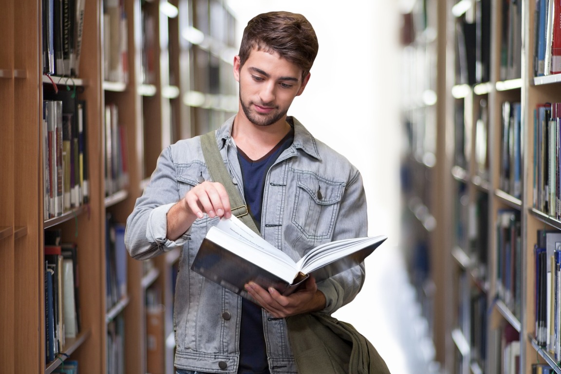 Pour choisir une orientation scolaire, vous devez bien connaître vos envies, vos capacités et les formations disponibles. Vous pouvez pourtant avoir du mal à relier toutes ces informations. Un accompagnement personnalisé vous aide alors à prendre du recul. Il permet de mieux comprendre votre profil et d’examiner plusieurs pistes d’études. Plus de détails ici.

Pourquoi un accompagnement personnalisé peut changer une orientation ?
Vous devez parfois choisir une formation alors que plusieurs possibilités semblent correspondre à votre profil. Les résultats scolaires apportent certes des indications. Cependant, ils ne racontent pas toute votre histoire. Vos centres d’intérêt, vos motivations et votre personnalité comptent également. Dans ce contexte, ODIEP propose un bilan d’orientation destiné notamment aux étudiants. La démarche prend en compte plusieurs éléments :

le parcours scolaire ;
les motivations ;
la personnalité ;
et le niveau académique.
Un regard extérieur peut vous aider à mettre de l’ordre dans vos réflexions. Vous identifiez ainsi les pistes qui correspondent réellement à votre situation. Vous pouvez aussi écarter certaines idées qui reposent surtout sur une influence extérieure.

L’objectif est de vous aider à devenir acteur de votre orientation. L’accompagnement ne consiste donc pas à choisir une formation à votre place. Il vous apporte plutôt des éléments pour prendre une décision mieux réfléchie.

Le bilan d’orientation aide à mieux se connaître

Une orientation cohérente commence par une bonne connaissance de soi. Vous devez comprendre ce qui vous intéresse et les environnements dans lesquels vous pouvez vous épanouir.

Identifiez vos aptitudes et vos centres d’intérêt
Prenez le temps d’observer les matières que vous appréciez réellement. Regardez aussi les activités qui retiennent naturellement votre attention. Vos points forts peuvent également donner des indications intéressantes. Cette réflexion vous aide à dépasser la simple question des notes. Deux élèves avec des résultats proches peuvent avoir des projets très différents.

Clarifiez vos motivations
Vous pouvez parfois hésiter entre plusieurs formations. Vous pouvez aussi avoir une idée précise qui mérite d’être vérifiée. Un accompagnement permet de mettre ces choix en perspective. Analysez donc vos motivations avant de vous engager. Cherchez ce qui vous attire réellement dans une formation ou un domaine professionnel.

Un accompagnement permet de mieux connaître les formations
Les possibilités d’études deviennent vite nombreuses après le collège ou le lycée. Vous pouvez envisager une université, un BTS, un BUT, une classe préparatoire ou une école spécialisée. Chaque parcours possède ses propres exigences. Informez-vous donc sur les conditions d’admission, le contenu des enseignements et les perspectives après le diplôme.

Comparez plusieurs voies d’études
Évitez de vous limiter à une seule formation dès le départ. Comparez plusieurs parcours qui correspondent à votre profil. Cette méthode vous permet de découvrir des options que vous n’aviez peut-être pas envisagées. Elle peut également vous rassurer si votre premier choix devient moins pertinent.

Vérifiez la cohérence avec votre profil
Une formation peut vous intéresser tout en présentant des exigences élevées. Regardez donc votre niveau scolaire et les compétences demandées. Chez ODIEP, l’analyse du parcours scolaire fait notamment partie de la démarche. Le bilan confronte ensuite le profil du jeune aux différentes possibilités de formation.

À quel moment faire un bilan d’orientation ?
Au collège, vous commencez à découvrir les différentes voies possibles. Un accompagnement peut vous aider à réfléchir aux premières grandes orientations. Au lycée, les choix deviennent progressivement plus précis. Vous devez notamment réfléchir aux spécialités et aux formations accessibles après le bac.

En première et en terminale, l’accompagnement peut aussi vous aider à préparer votre projet et vos candidatures. Une première expérience dans le supérieur peut également modifier vos projets. Vous pouvez découvrir qu’une formation ne correspond pas à vos attentes. Prenez alors le temps d’analyser ce qui vous convient et ce qui vous pose problème. Vous pourrez ensuite rechercher des parcours plus adaptés à votre profil.

Comment se déroule un accompagnement en orientation ?
Un bilan d’orientation repose généralement sur plusieurs étapes. Vous commencez par exposer votre parcours, vos questions et vos attentes. L’accompagnement peut ensuite intégrer une analyse du dossier scolaire. Des tests peuvent également aider à mieux comprendre vos aptitudes, vos intérêts et votre fonctionnement.

La recherche des formations constitue une autre étape importante. Elle permet de confronter votre profil aux exigences des cursus envisagés. Un entretien final permet enfin de faire le point. Vous disposez alors de plusieurs éléments pour construire votre projet d’études.